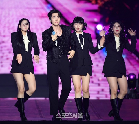 Thành viên YoungJae cũng gặp phải trục trặc âm thanh - Ảnh: Seoul Sports Thành viên YoungJae cũng gặp phải trục trặc âm thanh - Ảnh: Sports Seoul.