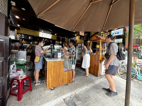 Bánh mì Phượng Hội An chính thức mở cửa trở lại- Ảnh 1. Khách ghé mua bánh mì tại tiệm bánh mì Phượng trưa 3-1 - Ảnh: H.D.