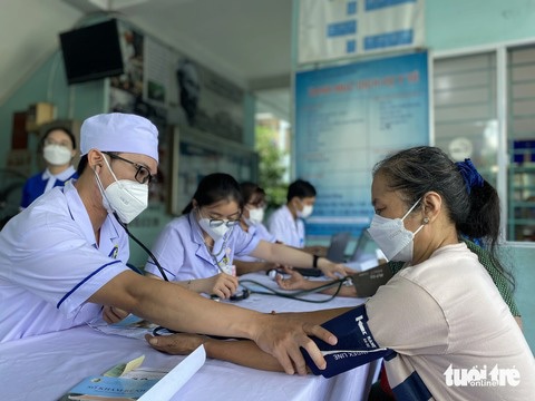 Đề xuất tăng phần trăm miễn giảm giá vé máy bay, tàu hỏa cho người cao tuổi- Ảnh 1. Khám sức khỏe cho người cao tuổi tại TP.HCM - Ảnh: XUÂN MAI