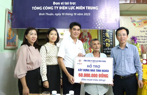 Năm 2024, EVNCPC chi 4,2 tỉ đồng xây dựng 70 nhà tình nghĩa- Ảnh 1. EVNCPC hỗ trợ người dân xây dựng nhà tình nghĩa - Ảnh: EVNCPC