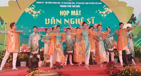 Văn nghệ sĩ công dân Thủ Đức tự hào thành phố vươn mình kiên cường- Ảnh 3. Một tiết mục biểu diễn văn nghệ trong buổi họp mặt - Ảnh: HOÀNG LÊ