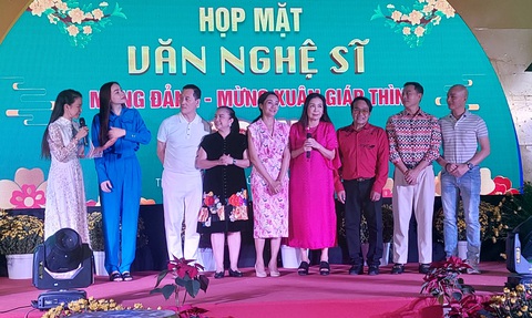 Các nghệ sĩ sống ở TP Thủ Đức lên giao lưu trong buổi gặp mặt - Ảnh: HOÀNG LÊ Các nghệ sĩ sống ở TP Thủ Đức lên giao lưu trong buổi gặp mặt - Ảnh: HOÀNG LÊ