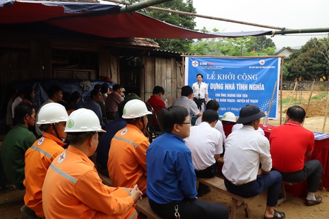 Năm 2024, EVNCPC chi 4,2 tỉ đồng xây dựng 70 nhà tình nghĩa- Ảnh 2. EVNCPC tổ chức lễ khởi công xây dựng nhà tình nghĩa cho người dân có hoàn cảnh khó khăn tại Quảng Bình - Ảnh: EVNCPC