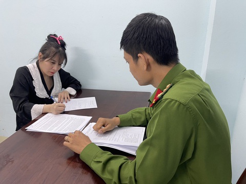 Tạm giữ 'Công chúa Tam Kỳ' cho vay nặng lãi- Ảnh 1. "Công chúa Tam Kỳ" Phan Thị Khánh Ly tại cơ quan điều tra - Ảnh: C.A.