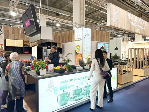 Minh Long tham gia hội chợ quốc tế Ambiente Frankfurt 2024- Ảnh 3. Nhân viên tư vấn sản phẩm gốm sứ Minh Long tại hội chợ thương mại quốc tế Ambiente Frankfurt 2024 - Ảnh: Đ.H