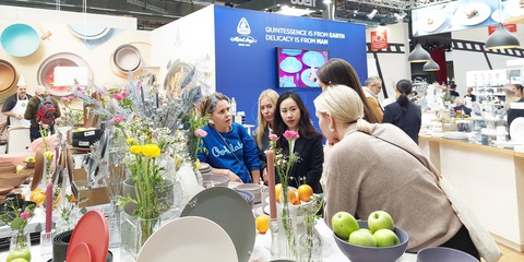 Minh Long tham gia hội chợ quốc tế Ambiente Frankfurt 2024- Ảnh 6. Nhân viên tư vấn sản phẩm gốm sứ Minh Long tại hội chợ thương mại quốc tế Ambiente Frankfurt 2024 - Ảnh: Đ.H