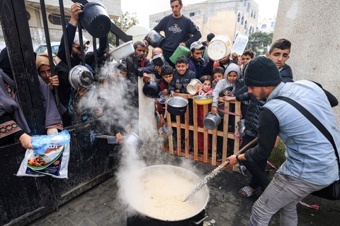 Người dân chờ nhận lương thực ở trại tị nạn Rafah ở phía nam Gaza - Ảnh: AFP Người dân chờ nhận lương thực ở trại tị nạn Rafah phía nam Gaza - Ảnh: AFP