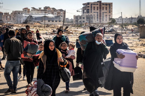 Người dân Palestine chạy khỏi thành phố Khan Younis ở miền nam Gaza ngày 30-1 - Ảnh: AFP Người dân Palestine chạy khỏi thành phố Khan Younis ở miền nam Gaza ngày 30-1 - Ảnh: AFP