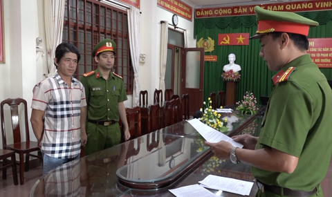 Hút trộm cát sông, nộp phạt 65 triệu xong đi... hút tiếp- Ảnh 1. Lê Thanh Hoài Ngân (40 tuổi, ngụ xã Phú Mỹ, huyện Mỏ Cày Bắc, tỉnh Bến Tre) bị khởi tố về hành vi "vi phạm quy định về khai thác tài nguyên" - Ảnh: QUANG DUY