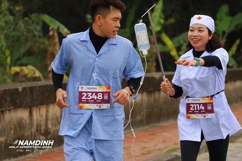 Ảnh vui 30-1: Anh trai mê marathon khiến y tá đuổi theo 'mệt xỉu'- Ảnh 1. Chạy là phụ, góp vui là chính (Ảnh: Nam Định Half-Marathon 2024)