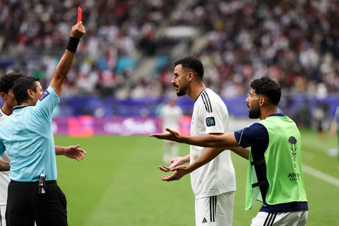 AFC giải thích lý do tiền đạo Iraq Aymen Hussein nhận thẻ đỏ- Ảnh 1. Aymen Hussein nhận thẻ đỏ từ trọng tài ở trận thua Jordan - Ảnh: GETTY