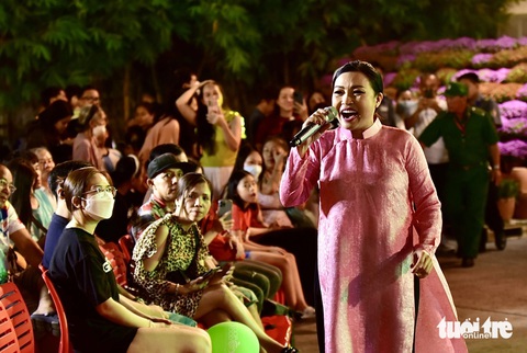 Ca sĩ Phương Thanh gần gũi với khán giả - Ảnh: T.T.D. Ca sĩ Phương Thanh gần gũi với khán giả - Ảnh: T.T.D.