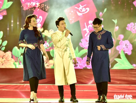 Phương Thanh, VMusic, tam ca Phù Sa hát mừng xuân làm từ thiện- Ảnh 4. Đoàn Đại Hòa thể hiện ca khúc xuân kết hợp trình diễn áo dài - Ảnh: T.T.D.