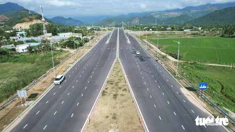 Hình hài những con đường giao thông huyết mạch phía Tây Đà Nẵng vừa được khánh thành- Ảnh 1. Tuyến đường vành đai phía Tây 2 Đà Nẵng nhìn từ trên cao - Ảnh: MẠNH TÙNG