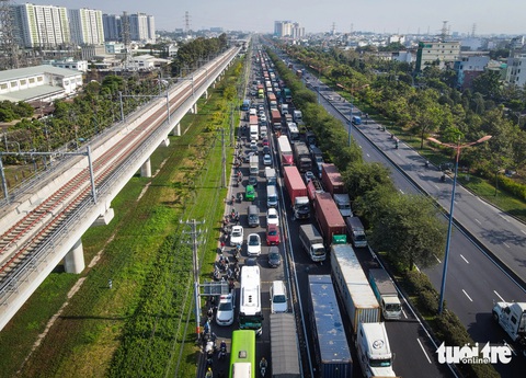 Hàng ngàn container chờ vào cảng ICD, đường Võ Nguyên Giáp kẹt hơn 5km- Ảnh 1. Ùn tắc giao thông nghiêm trọng trên đường Võ Nguyên Giáp (TP Thủ Đức) sáng 30-1 - Ảnh: CHÂU TUẤN