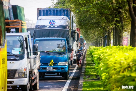 Hàng ngàn container chờ vào cảng ICD, đường Võ Nguyên Giáp kẹt hơn 5km- Ảnh 3. Một số tài xế container cho biết đã chờ trên đường Võ Nguyên Giáp từ 3h sáng đến trưa vẫn chưa vào được - Ảnh: CHÂU TUẤN
