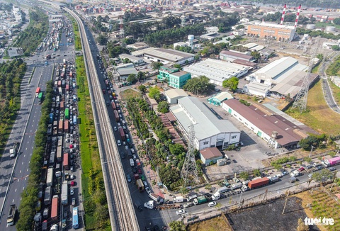 Hàng ngàn container chờ vào cảng ICD, đường Võ Nguyên Giáp kẹt hơn 5km- Ảnh 4. Dòng xe trên đường Nguyễn Văn Bá và đường số 2 cũng rơi vào tình cảnh tương tự - Ảnh: CHÂU TUẤN
