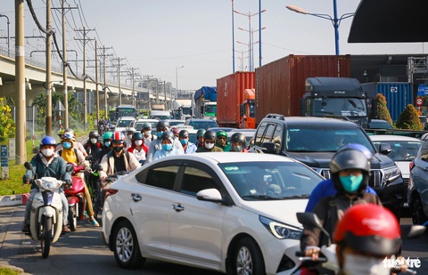 Hàng ngàn container chờ vào cảng ICD, đường Võ Nguyên Giáp kẹt hơn 5km- Ảnh 5. Mặc dù đã vượt qua ngã tư MK, dòng xe vẫn bị ùn ứ ở gần trạm thu phí Rạch Chiếc - Ảnh: CHÂU TUẤN