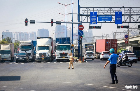 Hàng ngàn container chờ vào cảng ICD, đường Võ Nguyên Giáp kẹt hơn 5km- Ảnh 6. Lực lượng thanh tra giao thông, cảnh sát giao thông phân luồng tại ngã tư MK để giảm kẹt - Ảnh: CHÂU TUẤN