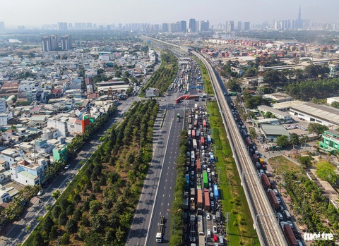 Hàng ngàn container chờ vào cảng ICD, đường Võ Nguyên Giáp kẹt hơn 5km- Ảnh 7. Đến 11h cùng ngày, tình trạng ùn tắc vẫn diễn ra phức tạp - Ảnh: CHÂU TUẤN