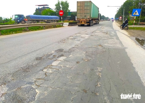 Mặc Cục Đường bộ ra 'tối hậu thư', hư hỏng quốc lộ 1 vẫn chưa khắc phục xong- Ảnh 1. Đoạn BOT quốc lộ 1 qua Hà Tĩnh bị xuống cấp, bong tróc, nứt mai rùa tiềm ẩn nguy cơ mất an toàn giao thông - Ảnh: LÊ MINH