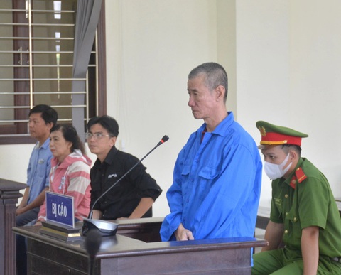 Con trai nghiện rượu dùng dao giết mẹ già 79 tuổi- Ảnh 1. Trần Ngọc Anh nghe tòa tuyên án về tội giết mẹ trong cơn hoang tưởng do nghiện rượu - Ảnh: AN LONG
