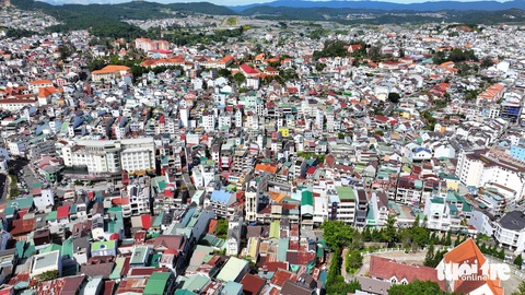 Quy hoạch Đà Lạt: Đẩy lùi nhà kính, tăng mảng xanh- Ảnh 1. Đô thị Đà Lạt đang bị nén chặt, cần những đô thị vệ tinh để giải nén - Ảnh: M.V.