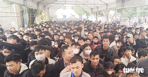 Hàng ngàn người đội mưa rét đăng ký thi đi Hàn Quốc lao động- Ảnh 1. Người dân Nghệ An chen chân xếp hàng làm hồ sơ thi tiếng Hàn - Ảnh: DOÃN HÒA