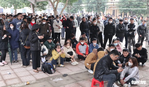 Hàng ngàn người đội mưa rét đăng ký thi đi Hàn Quốc lao động- Ảnh 4. Dù quá trưa nhưng nhiều người vẫn kiên nhẫn chờ tới lượt vào đăng ký - Ảnh: DOÃN HÒA