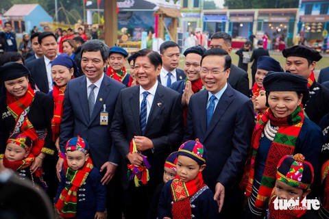 Chủ tịch nước, Tổng thống Philippines hòa vào không khí Tết Việt tại Hoàng thành Thăng Long- Ảnh 1. Chủ tịch nước Võ Văn Thưởng và Tổng thống Philippines Ferdinand Marcos Jr (giữa) chụp ảnh cùng đồng bào dân tộc Tày trong không gian Tết cổ truyền ba miền - Ảnh: NGUYỄN KHÁNH