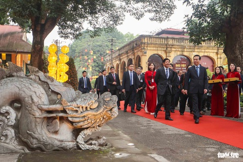 Chủ tịch nước, Tổng thống Philippines hòa vào không khí Tết Việt tại Hoàng thành Thăng Long- Ảnh 3. Chủ tịch nước Võ Văn Thưởng và Tổng thống Philippines Ferdinand Marcos trước cặp rồng đá điện Kính Thiên - Ảnh: NGUYỄN KHÁNH