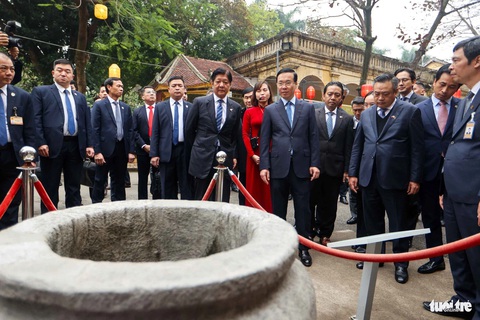 Chủ tịch nước, Tổng thống Philippines hòa vào không khí Tết Việt tại Hoàng thành Thăng Long- Ảnh 8. Hai vị nguyên thủ lắng nghe thuyết minh về một hiện vật trong di tích - Ảnh: NGUYỄN KHÁNH