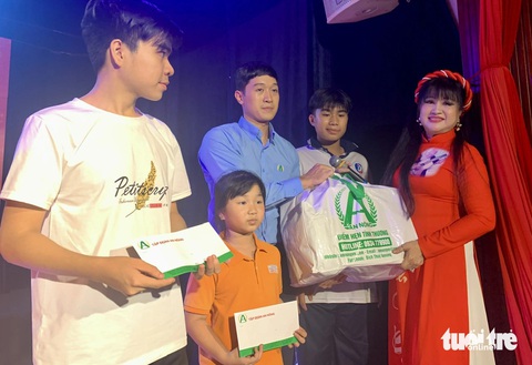 Ca sĩ Bích Thủy (bìa phải) trao học bổng, quà cho con em hậu đài - Ảnh: HOÀI PHƯƠNG Ca sĩ Bích Thủy (bìa phải) trao học bổng, quà cho con em hậu đài - Ảnh: HOÀI PHƯƠNG