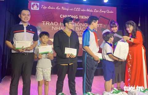 Phạm Hoàng Tuyến (bìa trái) nhiều năm liền được nhận học bổng của gia đình cố nhạc sĩ Bắc Sơn - Ảnh: HOÀI PHƯƠNG Phạm Hoàng Tuyến (bìa trái) nhiều năm liền được nhận học bổng của gia đình cố nhạc sĩ Bắc Sơn - Ảnh: HOÀI PHƯƠNG