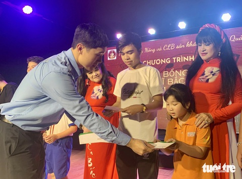 Những phần học bổng được trao kịp thời tạo thêm động lực học tập cho các em - Ảnh: HOÀI PHƯƠNG Những phần học bổng được trao kịp thời tạo thêm động lực học tập cho các em - Ảnh: HOÀI PHƯƠNG