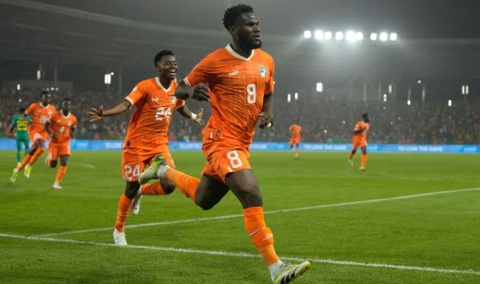 Bờ Biển Ngà vào tứ kết sau chiến thắng nghẹt thở trước Senegal bằng sút luân lưu- Ảnh 1. Niềm vui của đội tuyển Bờ Biển Ngà sau khi giành vé vào tứ kết - Ảnh: REUTERS