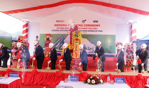 Động thổ nhà máy sản xuất linh kiện máy bay Boeing 787, Boeing 737 Max ở Đà Nẵng- Ảnh 3. Các đại biểu thực hiện nghi thức động thổ dự án - Ảnh: LÊ TRUNG