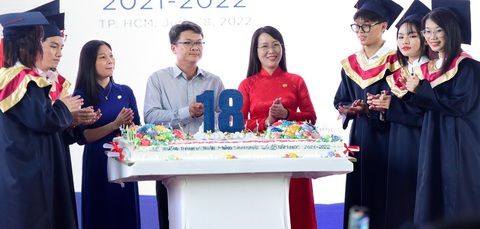 Giáo viên và học sinh Trường TH - THCS - THPT Tân Phú trong một hoạt động ở trường - Ảnh: DUYÊN PHAN Giáo viên và học sinh Trường TH-THCS-THPT Tân Phú trong một hoạt động ở trường - Ảnh: DUYÊN PHAN