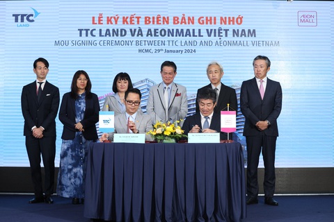 TTC Land chính thức hợp tác cùng AeonMall Việt Nam- Ảnh 1. Ông Võ Quốc Khánh - tổng giám đốc TTC Land và ông Tetsuyuki Nakagawa - tổng giám đốc AeonMall Việt Nam cùng lãnh đạo 2 bên tại buổi lễ ký kết - Ảnh: Đ.H