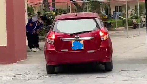 Clip học sinh đứng chào thầy cô trong giá rét ở cổng trường, hiệu trưởng lên tiếng- Ảnh 1. Hai học sinh Trường THCS Trần Mai Ninh, TP Thanh Hóa đứng ở cổng trường cúi chào khi ô tô đi vào cổng trường - Ảnh cắt từ video trên mạng xã hội
