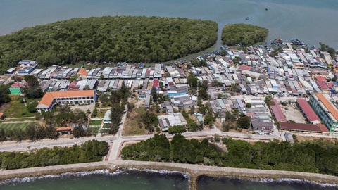 Xã đảo Thạnh An cách trung tâm huyện Cần Giờ 8km đường thủy, với tổng diện tích tự nhiên hơn 13.000ha, được bao bọc bởi sông nước và rừng phòng hộ - Ảnh: TÚ ANH Xã đảo Thạnh An cách trung tâm huyện Cần Giờ 8km đường thủy, với tổng diện tích tự nhiên hơn 13.000ha, được bao bọc bởi sông nước và rừng phòng hộ - Ảnh: TÚ ANH
