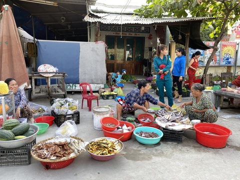 Khu chợ nhỏ bán thủy sản trên đường xã Thạnh An, huyện Cần Giờ - Ảnh: TỰ TRUNG Khu chợ nhỏ bán thủy sản trên đường xã Thạnh An, huyện Cần Giờ - Ảnh: TỰ TRUNG
