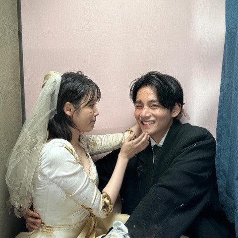 'Thả thính' bằng loạt ảnh bầm giập, IU và V (BTS) vẫn gây sốt- Ảnh 4. Cư dân mạng khắp nơi dành lời khen ngợi cho nhan sắc đỉnh cao của hai thần tượng xứ Hàn. Đồng thời, mong đợi họ sẽ có nhiều màn kết hợp trong tương lai