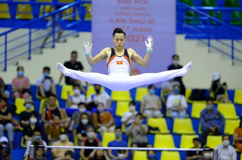 Nhà vô địch thể dục dụng cụ châu Á Lê Thanh Tùng: Chưa phải lúc để dừng lại- Ảnh 2. Lê Thanh Tùng thi đấu tại SEA Games 31 trên sân nhà Việt Nam - Ảnh: NAM TRẦN