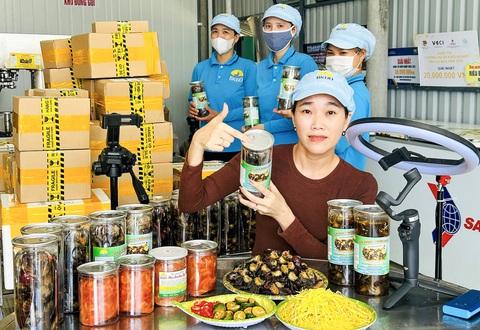 Tiktoker Trần Xa bán hàng trăm món hàng đặc sản quê nhà qua mỗi phiên live, thu về hàng chục triệu đồng - Ảnh: T.HUYỀN Tiktoker Trần Xa bán hàng trăm món hàng đặc sản quê nhà qua mỗi phiên live, thu về hàng chục triệu đồng - Ảnh: T.HUYỀN