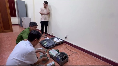 Bộ Công an bắt 'tú ông' điều hành mại dâm có người mẫu, diễn viên, ca sĩ- Ảnh 2. Lực lượng chức năng đang kiểm đếm tiền tang vật của Nguyễn Hữu Thái - Ảnh: Công an cung cấp