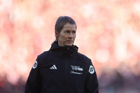 Huấn luyện viên nữ đầu tiên giành chiến thắng ở Bundesliga- Ảnh 1. Bà Marie-Louise Eta làm HLV trưởng của Union trong trận gặp Damstadt - Ảnh: GETTY