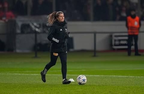 Huấn luyện viên nữ đầu tiên giành chiến thắng ở Bundesliga- Ảnh 2. Bà Marie-Louise Eta trong một buổi tập của Union Berlin trước trận gặp Real Madrid tại Champions League - Ảnh: GETTY
