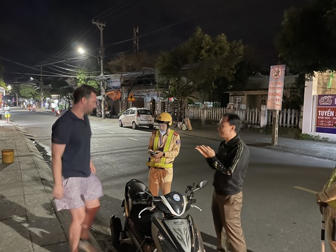 Hàng loạt người nước ngoài vi phạm luật giao thông ở Hội An, chính quyền kiên quyết phạt- Ảnh 1. Công an TP Hội An làm việc với người nước ngoài di chuyển trên đường bằng xe máy - Ảnh: Q.H.