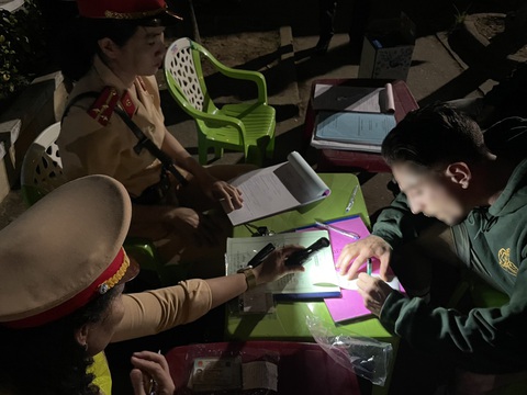 Hàng loạt người nước ngoài vi phạm luật giao thông ở Hội An, chính quyền kiên quyết phạt- Ảnh 3. Cảnh sát giao thông TP Hội An làm việc với vị khách nước ngoài - Ảnh: Q.H.